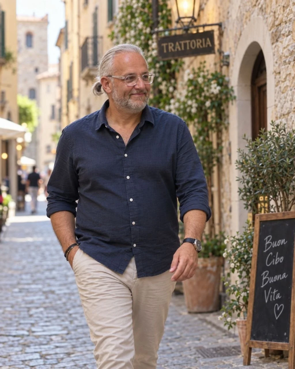 Giacomo Rossi mentre cammina tra le vie di un borgo